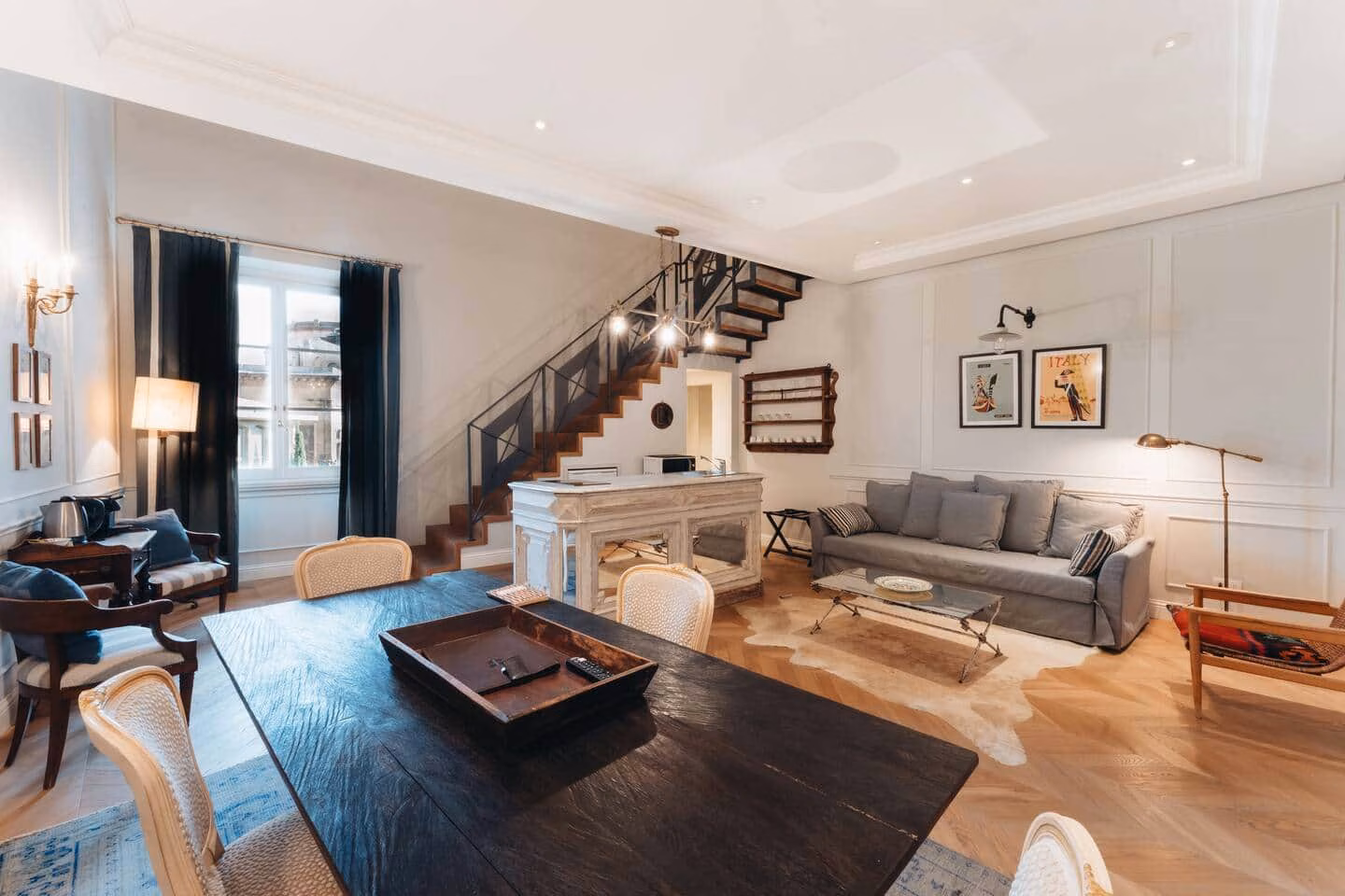 Comfort Suite, Santa Croce — sitting area beside a window with panelled walls and warm parquet