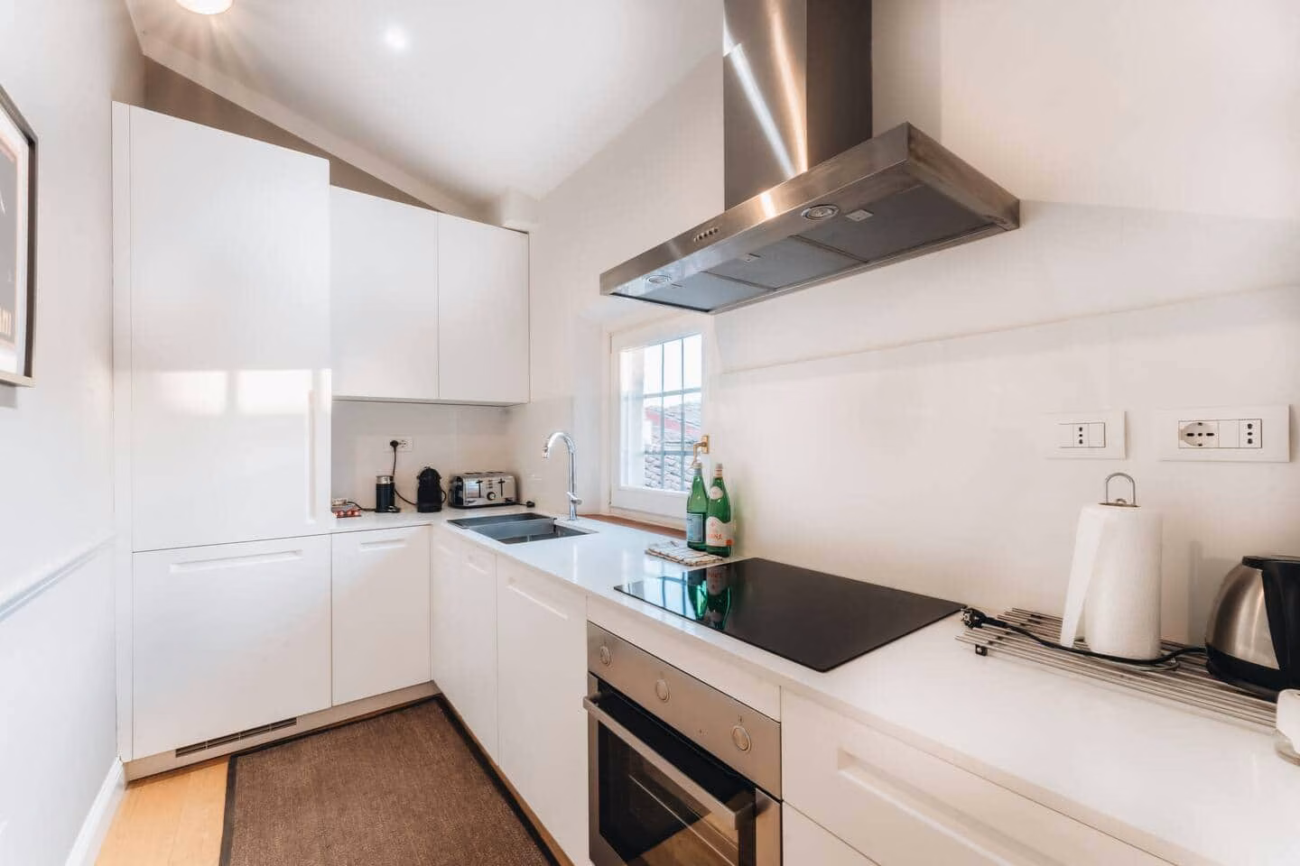 Bright modern kitchen in an Il Bue terrace apartment — La Croce D'Oro Florence